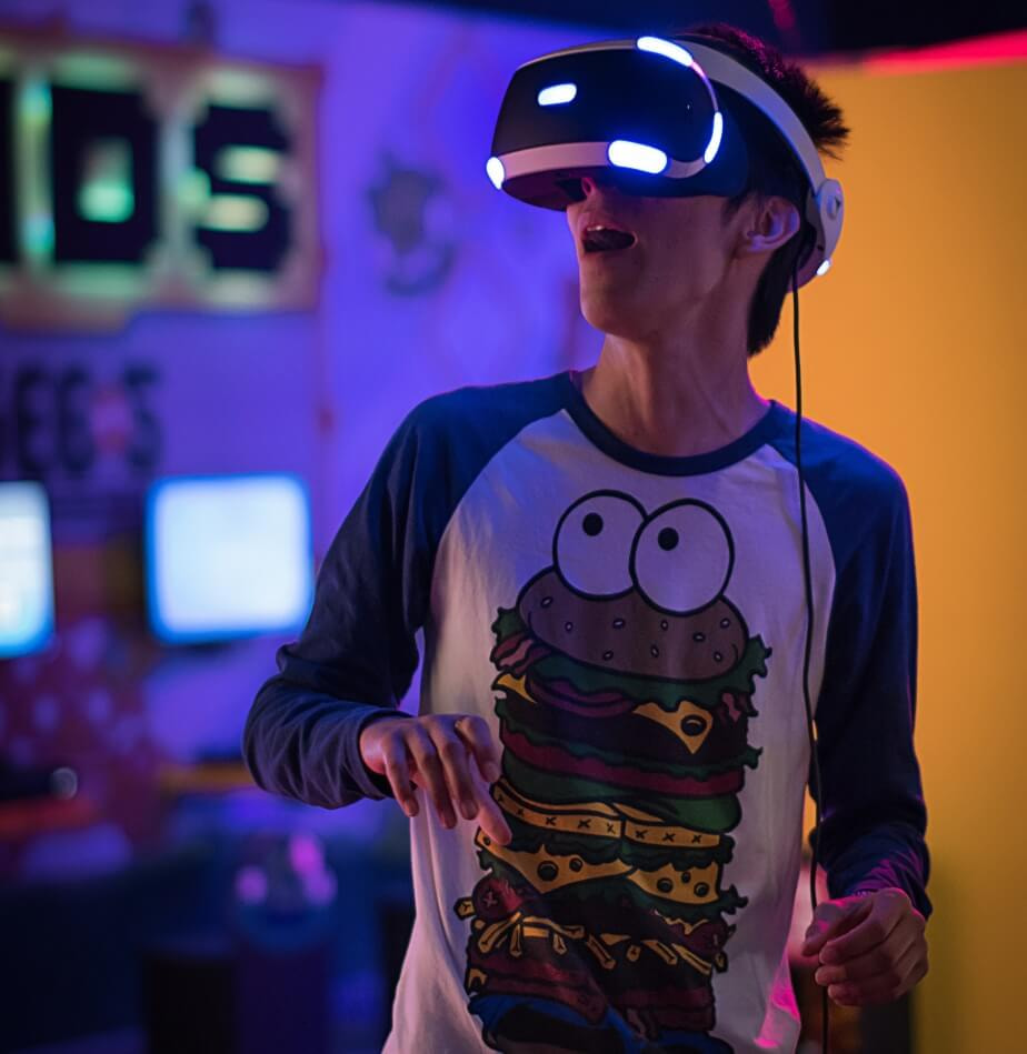 Парень в VR очках